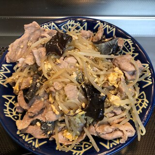 卵入り♪豚肉ともやしときくらげの旨辛炒め^_^